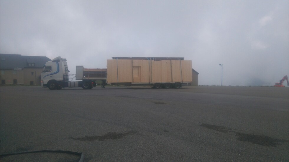 Le Hangar arrive en éléments préfabriqués sur des camions