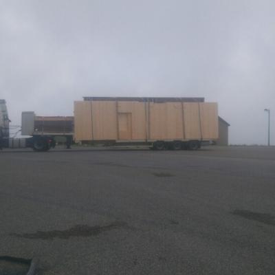 Le Hangar arrive en éléments préfabriqués sur des camions