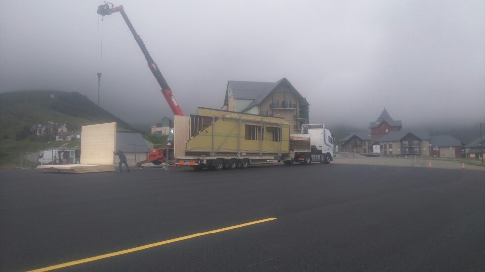 La grue débarque les éléments du camion