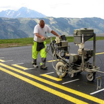 Des outils spécialisés, et les gens capables de les faire marcher